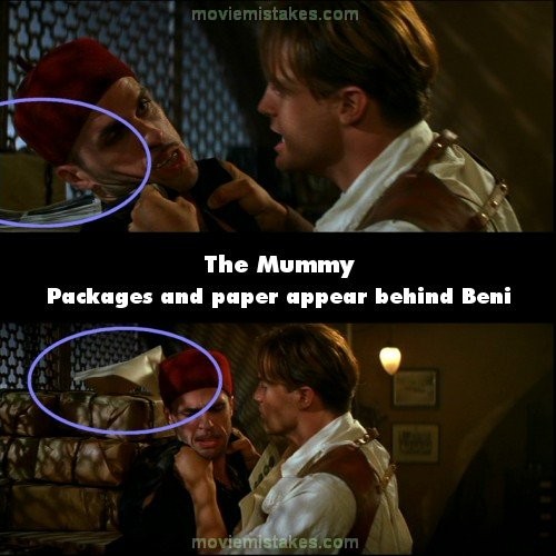 Túi đồ và một ít giấy bỗng dưng xuất hiện đằng sau Beni trong phim The mummy